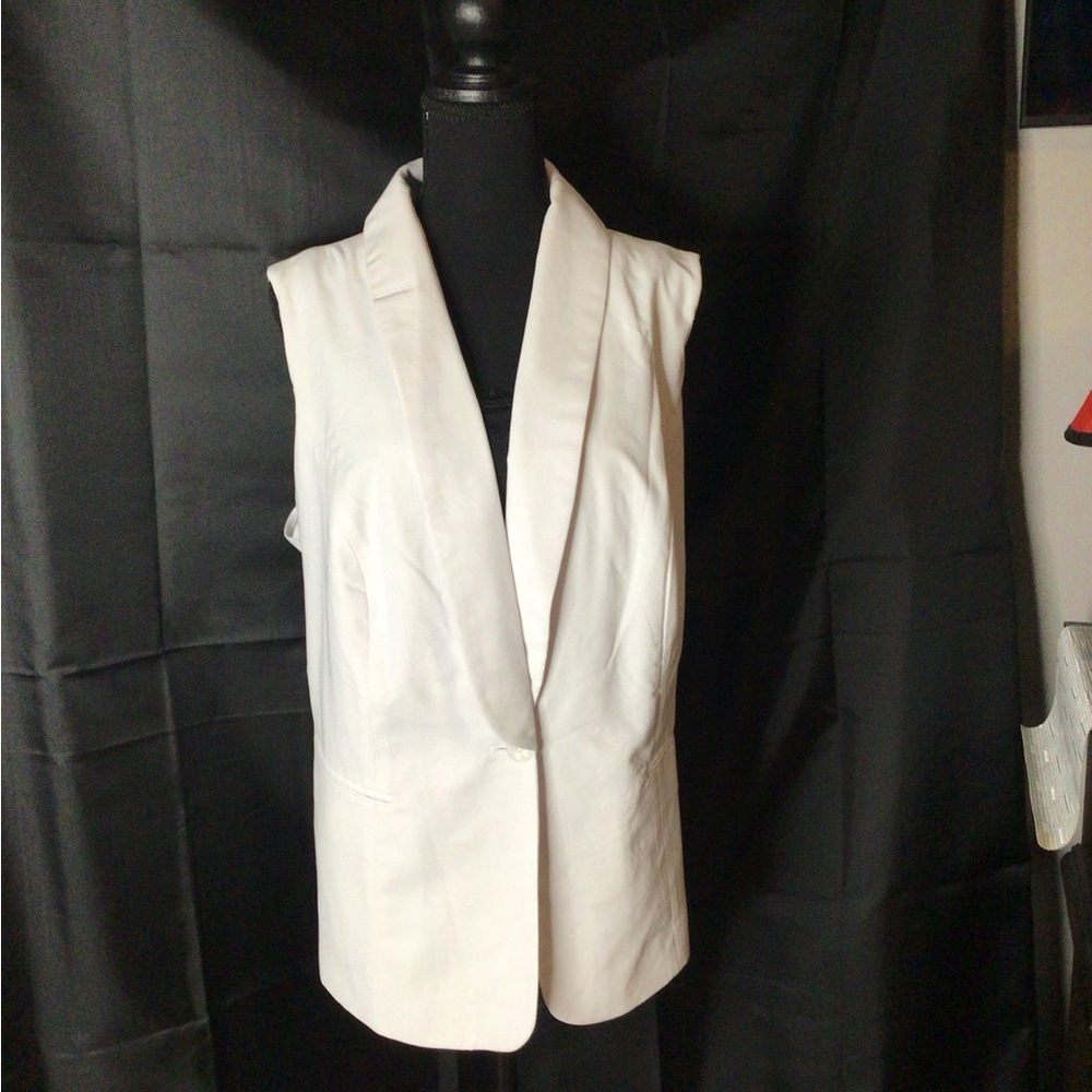 #601.  Elegant White Women's Sleeveless Blazer